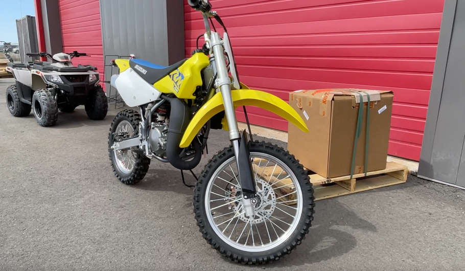 MOIX Brand New 2022 Suzuki RM85 Makes Mr. McMan Feel Like A Kid Look At The Smile On His Face ☺️